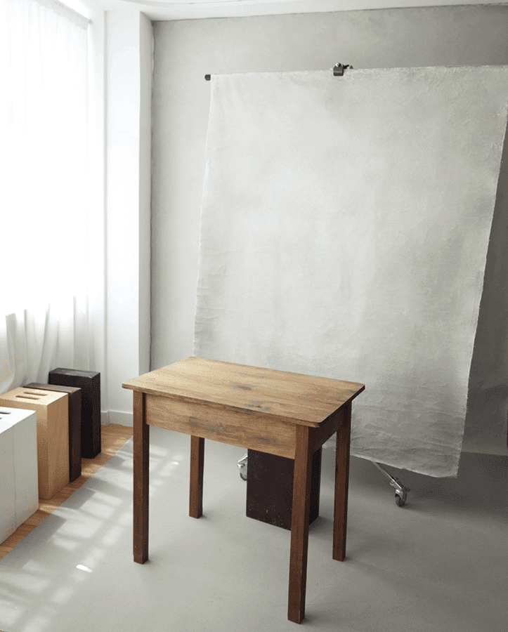 Los diferentes fondos del estudio 40 Fondo beige con mesa