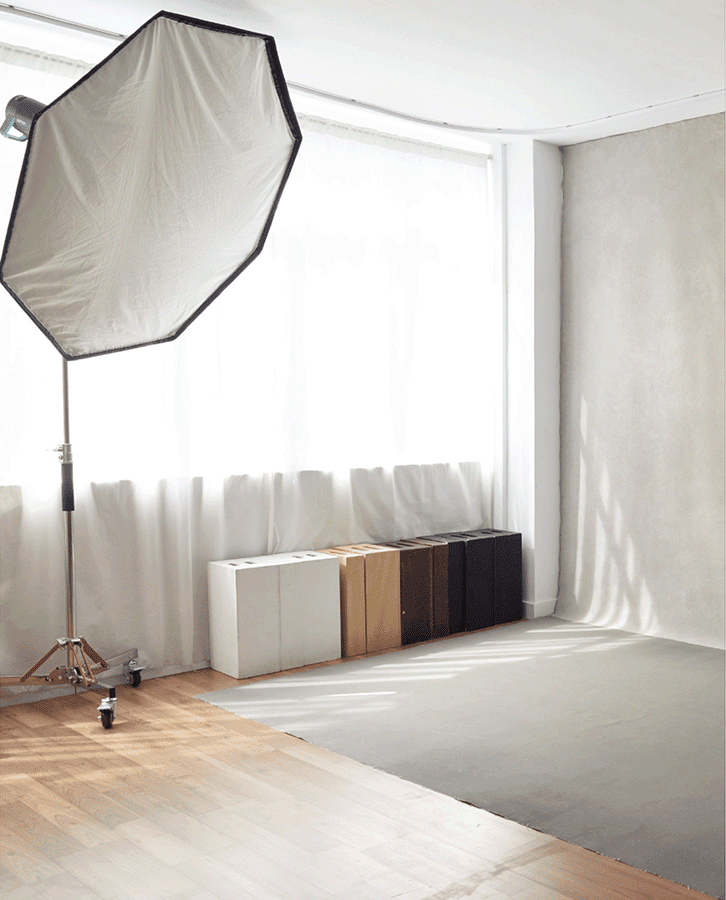 Los diferentes fondos del estudio 35 Fondo beige con ventana