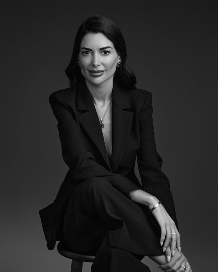 Los diferentes fondos del estudio 13 retrato mujer profesional en blanco y negro madrid cristina robles