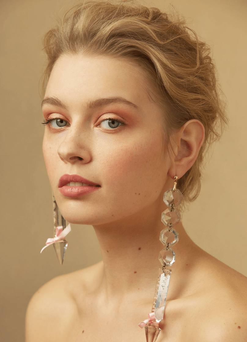 editorial de belleza con pendientes de cristal