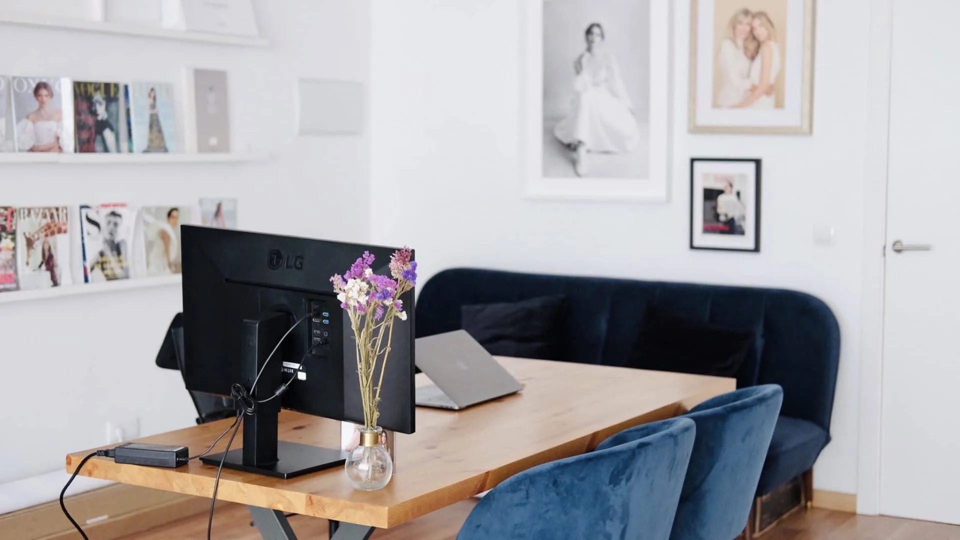 Pose naturally like a professional 7 How to pose for professional photos: styling advice by Cristina Robles