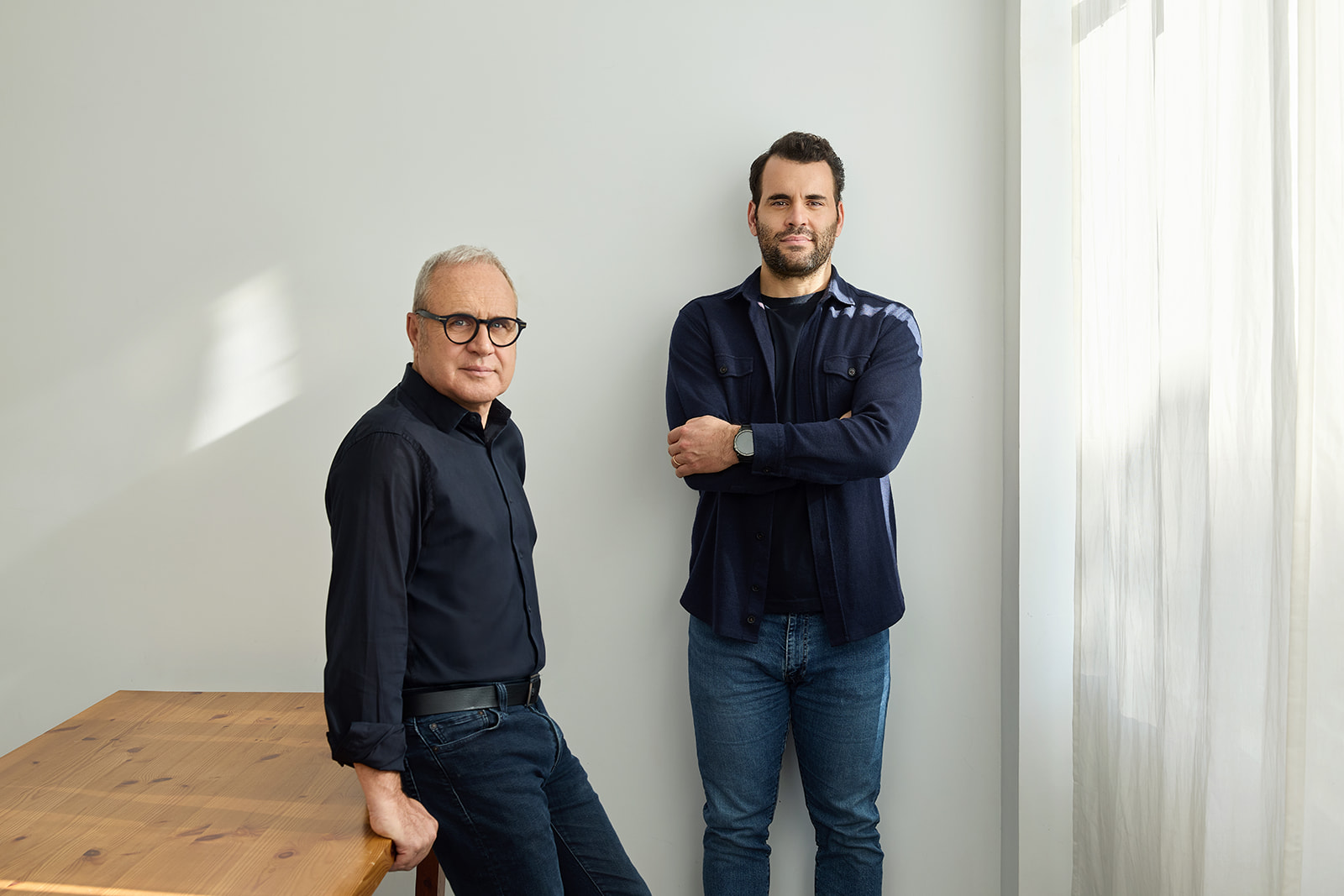 sesion de fotos corporativa de equipo en estudio